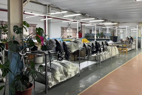 Приклеивание клейкой ленты